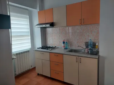 închiriere garsonieră Sector 4 București bucătărie cu aragaz